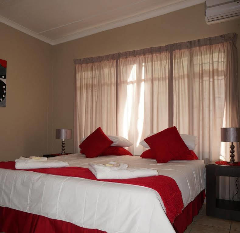 Mckala Guesthouse Kimberley Buitenkant foto